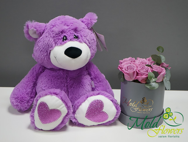 Набор:Фиолетовые розы в серой коробке и Мишка Андрюша фиолетовый h=45 см Фото